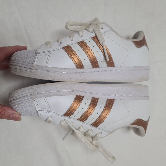 Adidas White and Gold Superstar Sneakers Size 6.5 - Picture 4 of 10